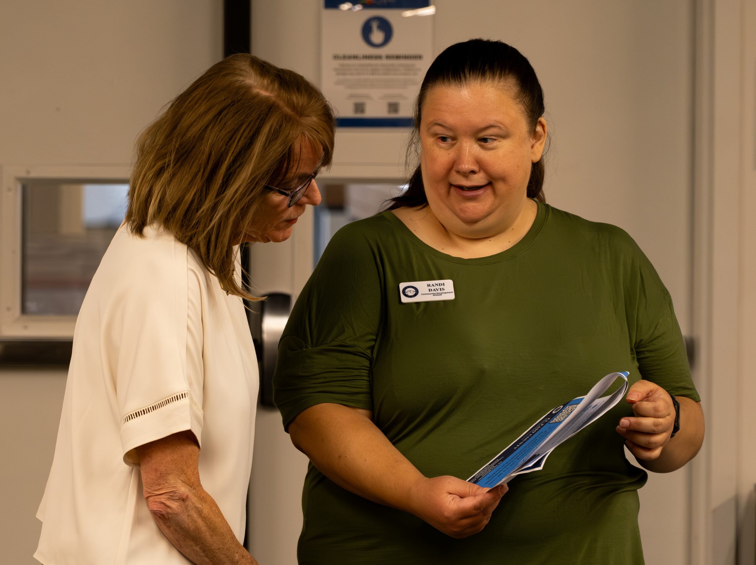 Randi Davis speaks with an event attendee at Library 21C.